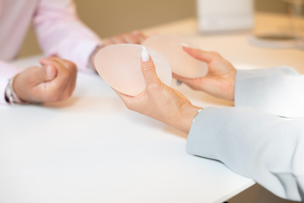 Implantate in den Händen einer Patientin.