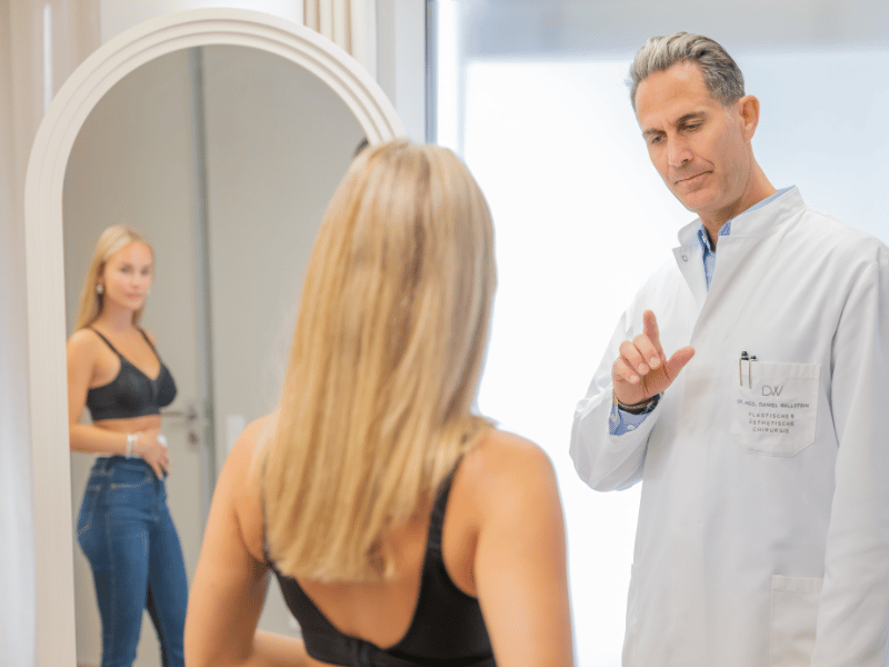 Patientin bei Dr. Wallstein.